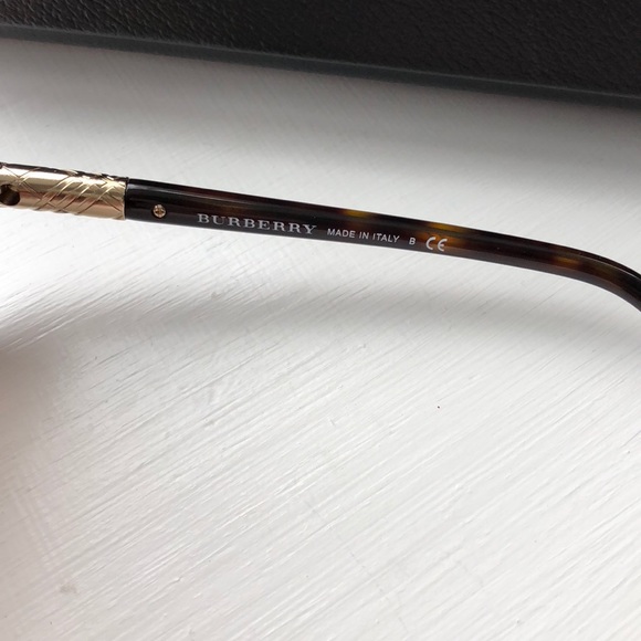 Burberry sunglasses with case - Picture 2 of 4